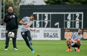 Pedrinho e Clayson no treino do Corinthians desta tera-feira no CT Joaquim Grava
