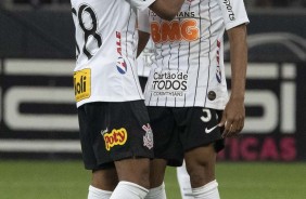 Pedrinho e Everaldo durante partida contra o Botafogo, na Arena Corinthians, pelo Brasileiro
