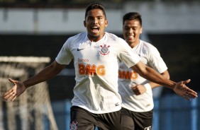 Rael corre pro abrao em comemorao ao seu gol contra o So Paulo, pelo Paulista Sub-20