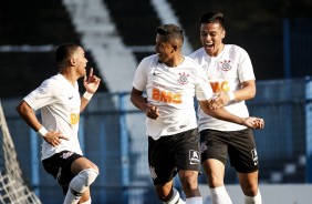Rael e Sandoval comemorando gol contra o So Paulo pelo Paulista Sub-20