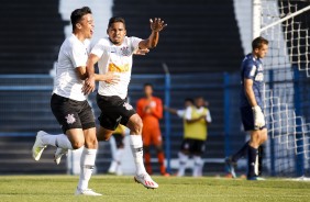 Sandoval e Rael comemorando gol contra o So Paulo, no clssico pelo Paulista Sub-20