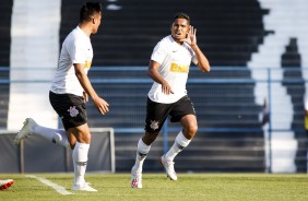 Sandoval e Rael comemorando gol contra o So Paulo, pelo Paulista Sub-20