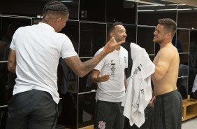 Urso, Clayson e Ramiro no vestiário da Arena Corinthians antes do jogo contra o Botafogo