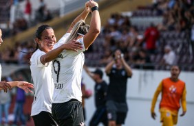 Victria e Crivelari durante jogo contra a Ferroviria, pelo Campeonato Paulista Feminino 2019