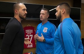 Walter e comissão técnica no vestiário da Arena Corinthians antes do jogo contra o Botafogo