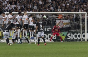 Walter e jogadores da defesa durante partida contra o Botafogo, na Arena Corinthians