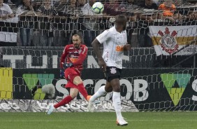 Walter e Manoel durante partida contra o Botafogo, na Arena Corinthians, pelo Brasileirão
