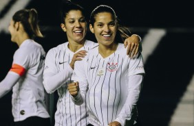 Paulinha e Millene comemorando gol durante jogo contra o So Jos, pelo Brasileiro Feminino