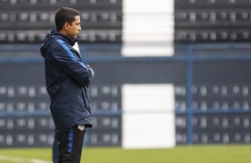 Treinador do Corinthians Sub17 durante jogo contra o Noroeste pelo Campeonato Paulista Sub17