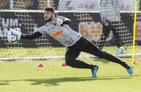 Caíque França volta aos treinos para enfrentar o Avaí, pelo Brasileiro