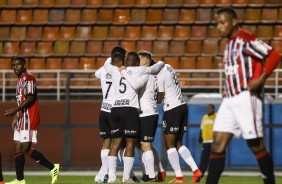 Elenco do Corinthians Sub-20 comemorando gol contra o So Paulo, pelo Brasileiro da categoria