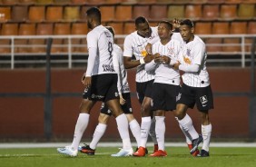 Jogadores do Corinthians comemorando gol contra o São Paulo, pelo Brasileiro Sub-20