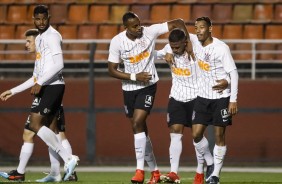 Jogadores do Corinthians Sub-20 comemorando gol contra o São Paulo, pelo Brasileiro da categoria