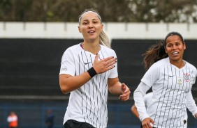 Crivelari e Victória comemorando gol contra a Ferroviária, pelo Paulista Feminino