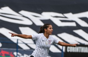 Feliz, Millene comemora seu gol contra a Ferroviária