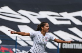 Feliz, Millene comemora seu gol contra a Ferroviria