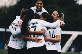 Garotas do Feminino durante jogo contra a Ferroviária, pelo Paulista da categoria