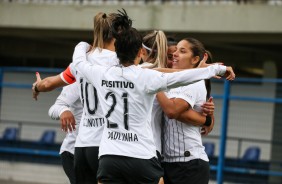 Jogadoras do Corinthians Feminino comemorando gol contra a Ferroviria, pelo Paulista