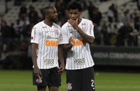 Manoel e Gil durante partida contra o Fluminense, na Arena Corinthians, pela Sul-Americana