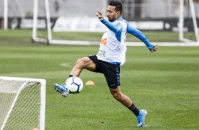 Meia Clayson durante último treino antes do jogo contra o Avaí, pelo Brasileirão