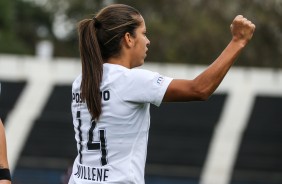 Millene comemora seu gol contra a Ferroviária