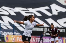 Millene comemorando seu tento contra a Ferroviria, pelo Paulista Feminino