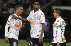 Pedrinho, Gil e Fagner durante partida contra o Fluminense, na Arena Corinthians, pela Sul-Americana
