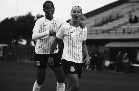 Victória e Crivelari comemoram gol contra a Ferroviária