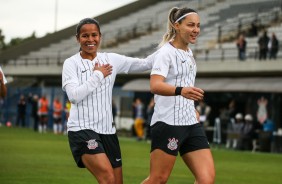 Victória e Crivelari felizes com gol contra a Ferroviária, pelo Paulista Feminino