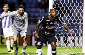 Vagner Love no duelo contra o Ava, pelo Brasileiro