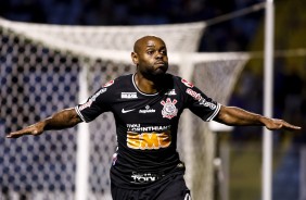 Vagner Love no duelo contra o Avaa; atacante marcou o gol de empate