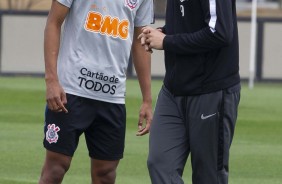 Após sentir, Pedrinho voltou aos treinos pelo Corinthians