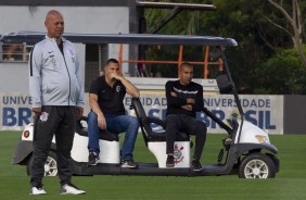 Mauro da Silva e Sheik observam o treino desta segunda-feira no CT Joaquim Grava