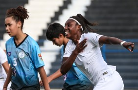 Meninas do Corinthians comemorando gol contra o Estrela de Guarulhos pelo Paulista Feminino Sub17