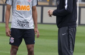 Pedrinho volta ao treinar pelo Corinthians nesta terça-feira, no CT Joaquim Grava