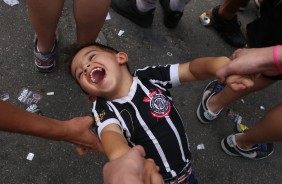 Torcedor mirim do Corinthians sorrindo de forma linda