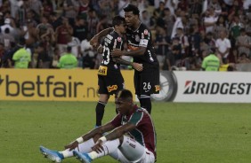 Fagner e Gil durante duelo contra o Fluminense, pela Sul-Americana, no Maracanã