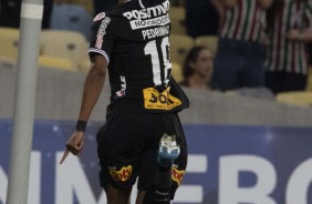 Pedrinho comemora seu gol contra o Fluminense, no Marcanã, pela Sul-Americana