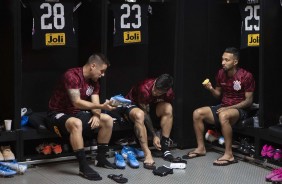 Ramiro, Fagner e Clayson no vestirio do Maracan antes do jogo contra o Fluminense, pela Sul-Americ