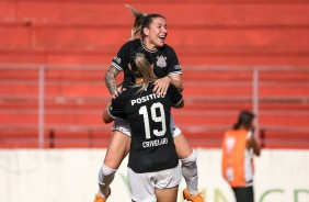 Crivelari e Cacau comemorando gol contra a Ponte Preta, pelo Paulista Feminino