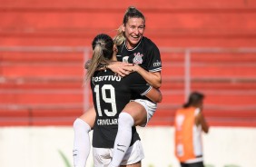 Giovanna e Cacau no jogo contra a Ponte Preta, pelo Paulista Feminino