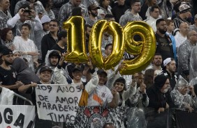 Balões em comemoração aos 109 do Corinthians durante jogo contra o Atlético-MG