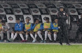 Banco de reservas do Corinthians durante jogo contra o Atlético-MG, pelo Brasileirão