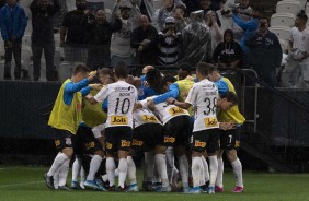Elenco do Corinthians comemora com Gustavo seu gol contra o Atlético-MG, pelo Brasileirão