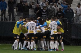 Elenco do Corinthians comemora com Gustavo seu gol contra o Atltico-MG, pelo Brasileiro