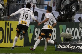 Gustavo comemora seu gol contra o Atlético-MG, pelo Campenoato Brasileiro, na Arena Corinthians