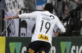 Gustavo durante jogo contra o Atlético-MG, pelo Brasileirão; atacante marcou o gol da vitória
