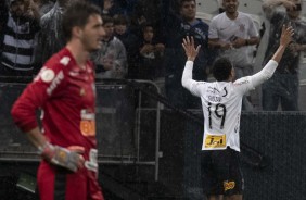 Gustavo saiu do banco de reservas para marcar o gol da vitória contra o Atlético-MG