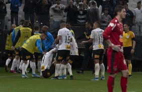 Jogadores comemoram com Gustavo seu gol contra o Atlético_MG