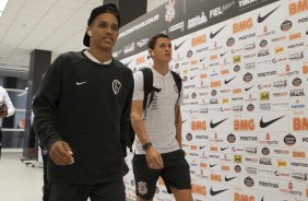 Pedrinho e Vital no vestiário da Arena Corinthians antes do jogo contra o Atlético-MG